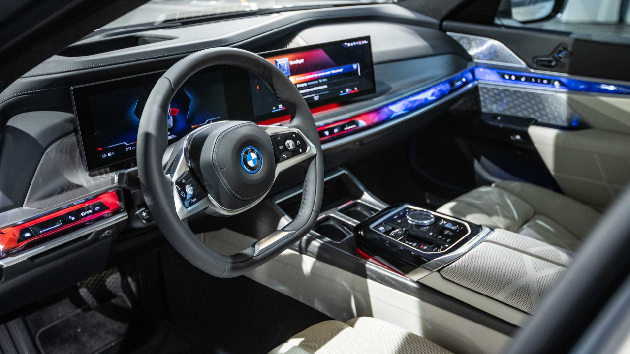 BMW aracın ön camını dev bir ekrana çevirecek!