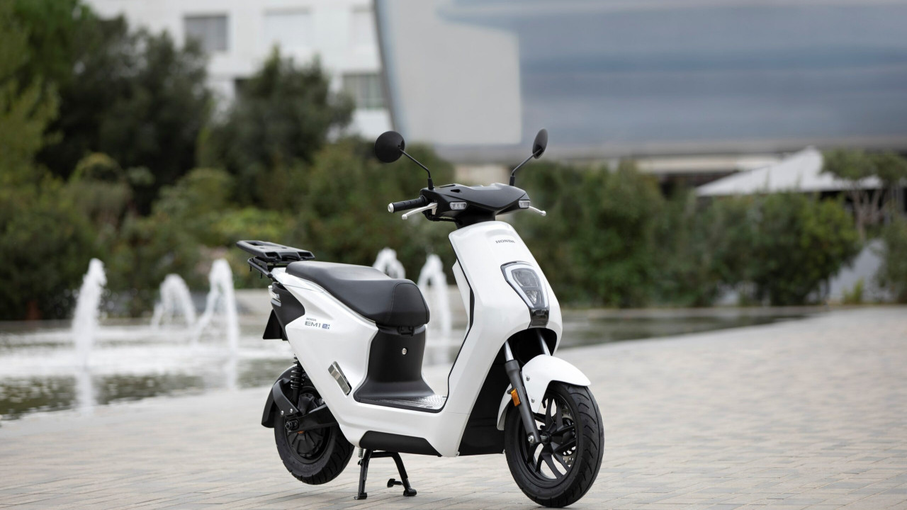Honda uygun fiyatlı birinci elektrikli scooter modelini resmen piyasaya sürüyor