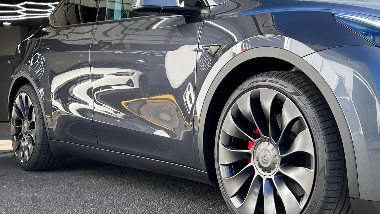 Tesla dikkat çeken gri renkteki Model S ve X tanıtımlarını yaptı